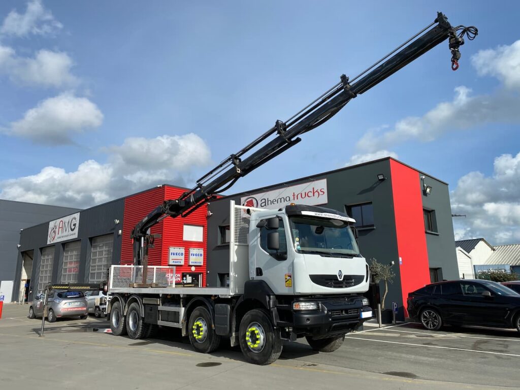 Photo de présensation du garage Ahema Trucks avec un camion Renault mise en vente et à la location.
